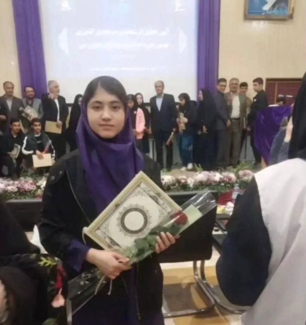 تقدیر از دانش اموز مهسا رستگار رتبه سوم کشوری در رشته ریاضی جشنواره خوارزمی